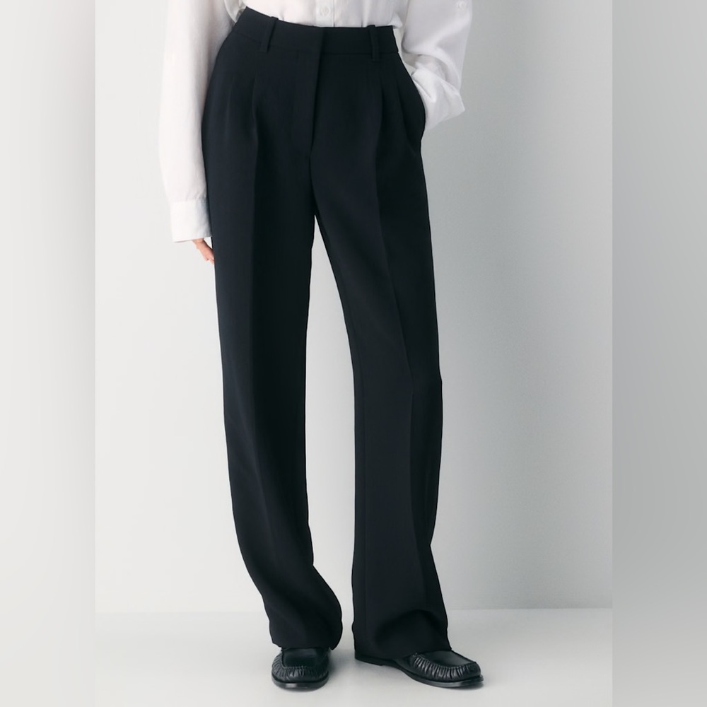 LIKE NEW Aritzia Wilfred Effortless Pant Ressential - Size 0 - Black